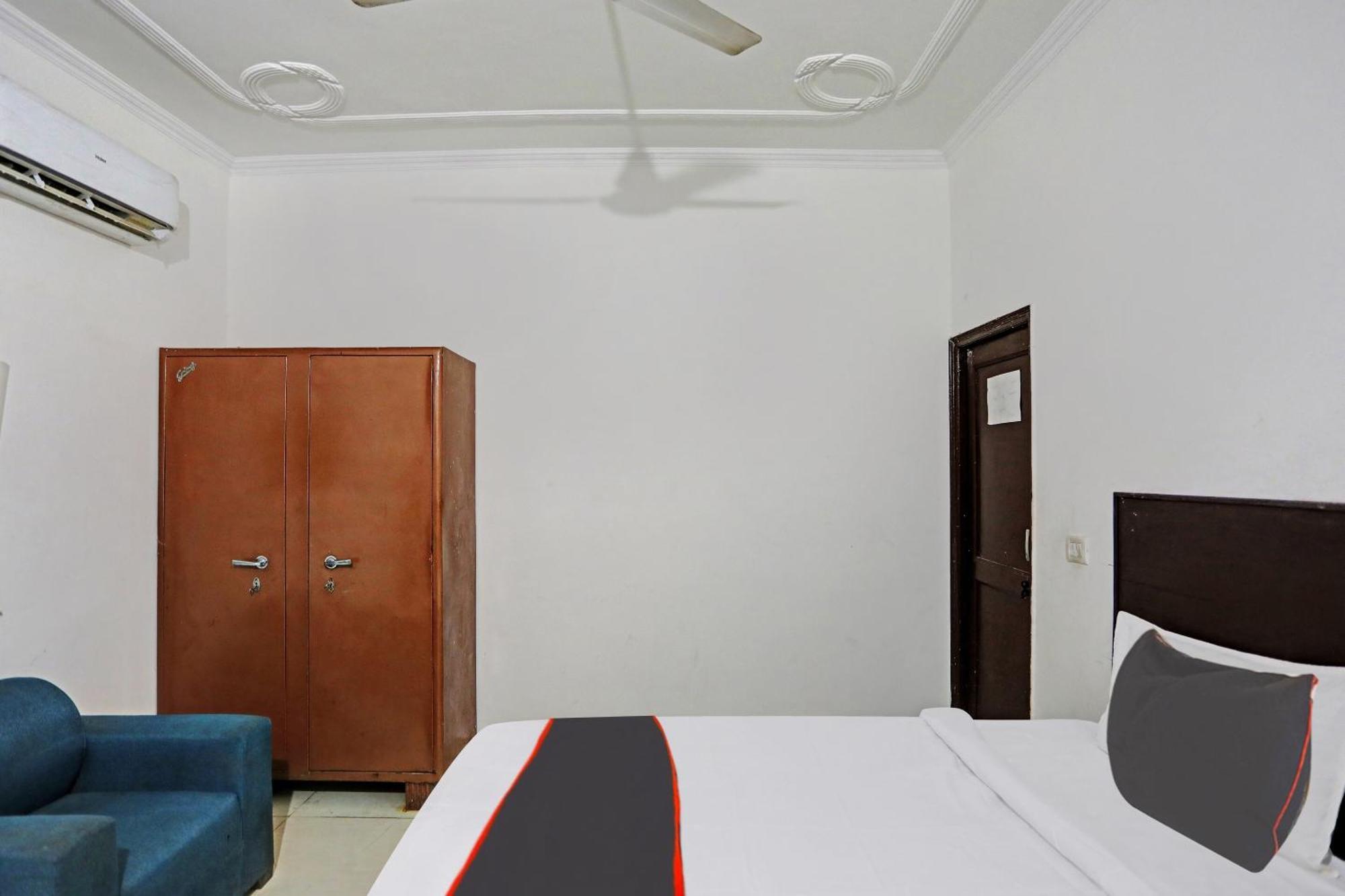 Collection O Mayank Guest House Near Iskcon Temple Noida Kālkāji Devi Extérieur photo