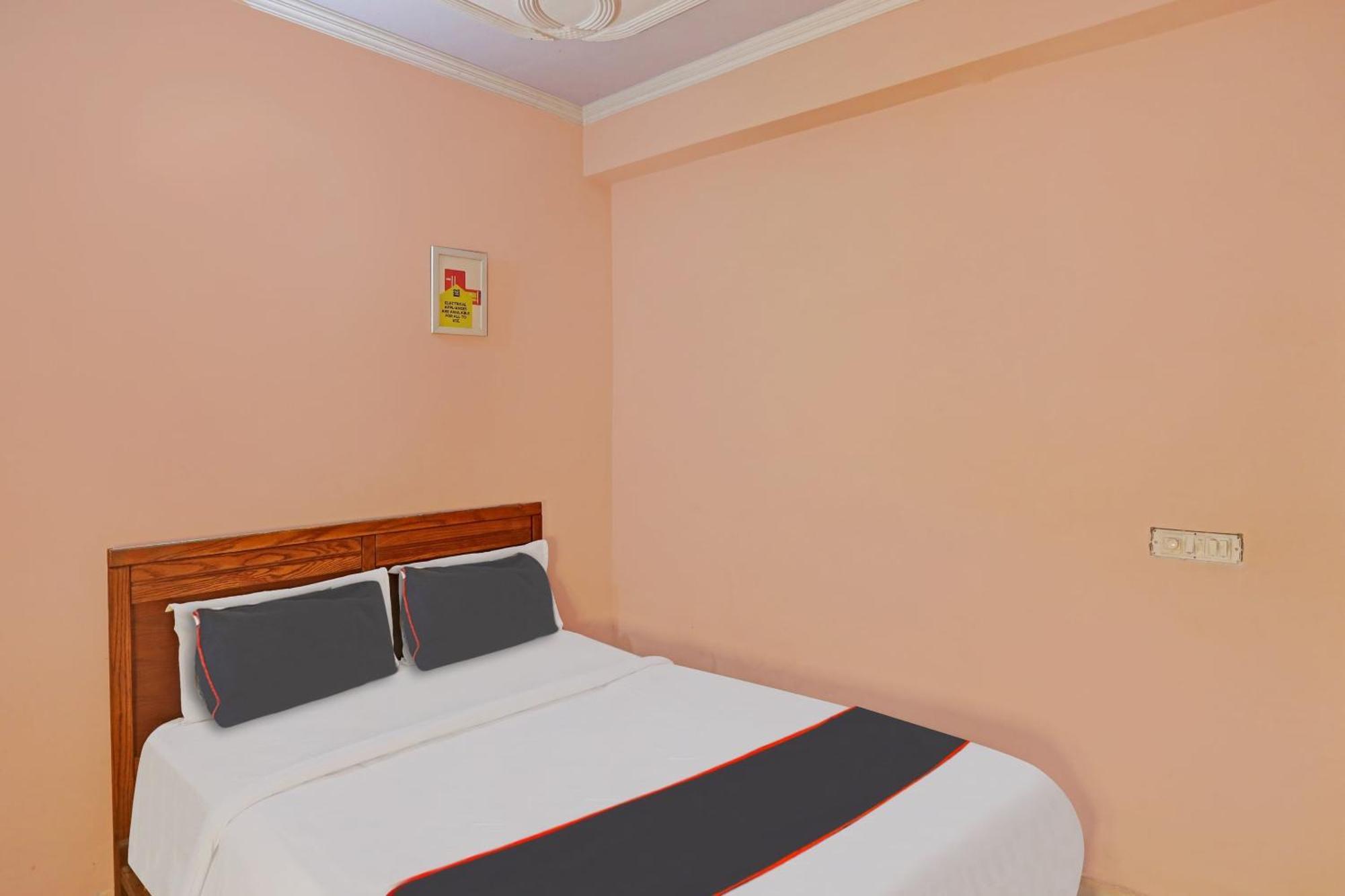 Collection O Mayank Guest House Near Iskcon Temple Noida Kālkāji Devi Extérieur photo