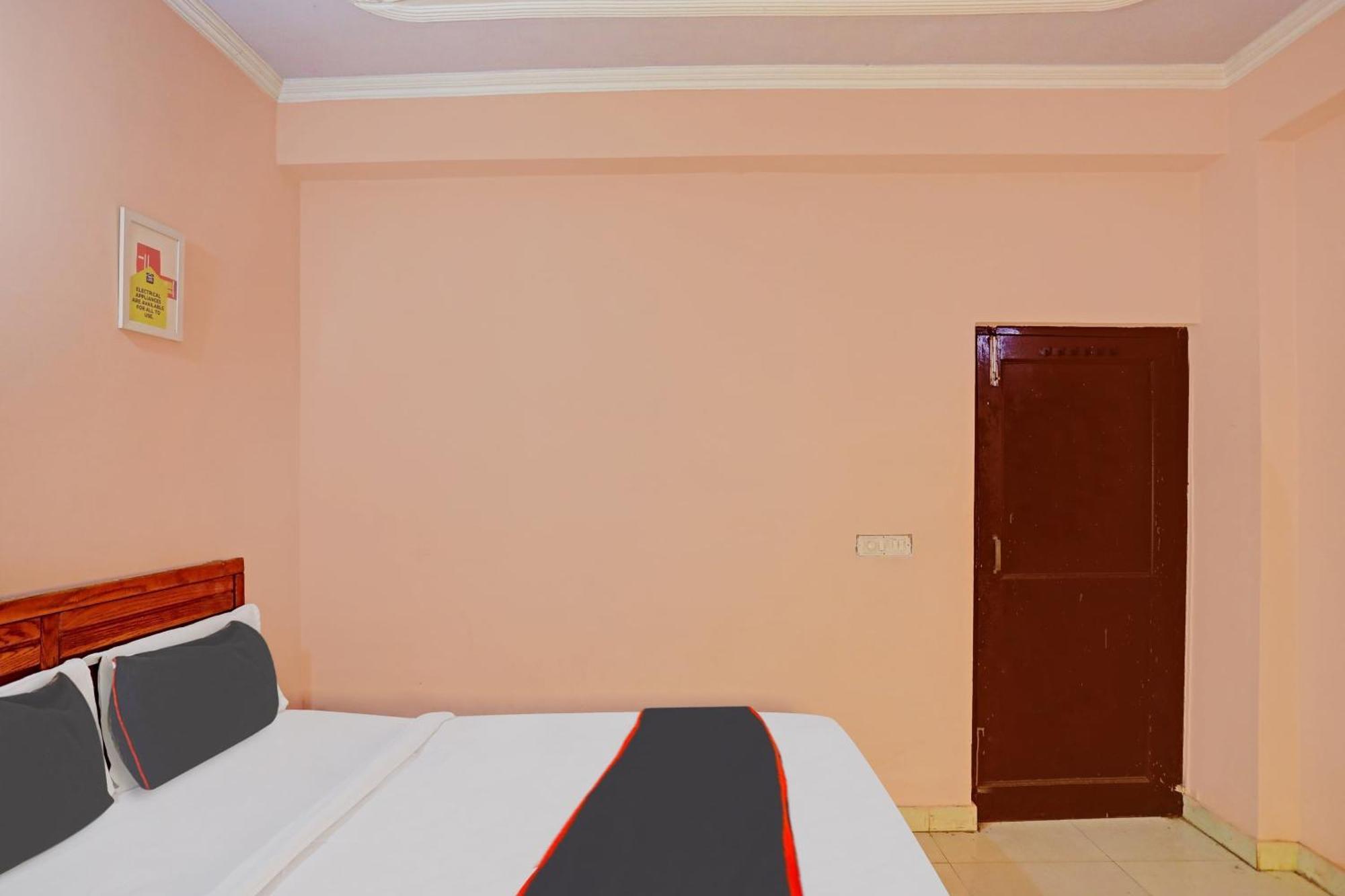 Collection O Mayank Guest House Near Iskcon Temple Noida Kālkāji Devi Extérieur photo